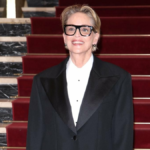 Sharon Stone al Torino Film Fest in smoking: giacca e camicia vanno abbinate alla gonna con strascico