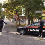 Il genio del giorno, il ladro che chiede ai poliziotti di telefonare a sua mamma per avvisarla che è “solo” in carcere