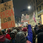 “Disarmiamo il patriarcato”, a Milano il corteo di Non Una di Meno: migliaia di persone in strada