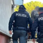 I poliziotti accerchiati e aggrediti da 20 persone durante un controllo