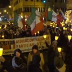 Fiaccolata contro il ddl sicurezza, manifestanti in piazza a Roma: “Illuminiamo il buio del regime”