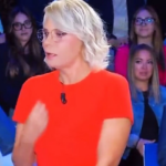 C'è Posta per Te, da Maria De Filippi furiosa con Claudio che non parla da 7 anni con la madre: "Ci vuole coraggio nella vita eh!"