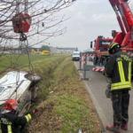 Perde il controllo dell’auto e si schianta fuori strada nel Milanese: è grave