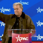 Bannon fa il saluto nazista dal palco della destra Usa: il boicottaggio dei lepenisti – la Repubblica