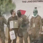 Il video del prigioniero israeliano che bacia due miliziani di Hamas prima di essere liberato