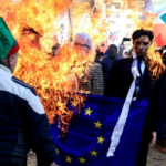 Bulgaria, protesta dell’estrema destra per l’entrata nell’Eurozona: vernice rossa, uova e bombe carta contro il palazzo dell’Ue