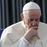 Papa Francesco si aggrava: la crisi respiratoria, l'ossigeno ad alti flussi, la trasfusione. «Condizioni critiche» – Corriere Roma