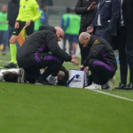 L'attaccante della Fiorentina Kean portato via in ambulanza: è svenuto dopo un colpo al volto