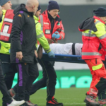 Kean si accascia in campo: portato via in ambulanza. Poco prima una botta al volto